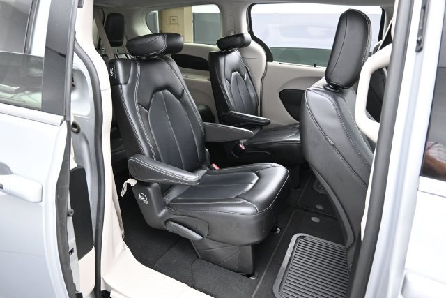 Used 2024 Chrysler Pacifica Touring-L FWD image 31