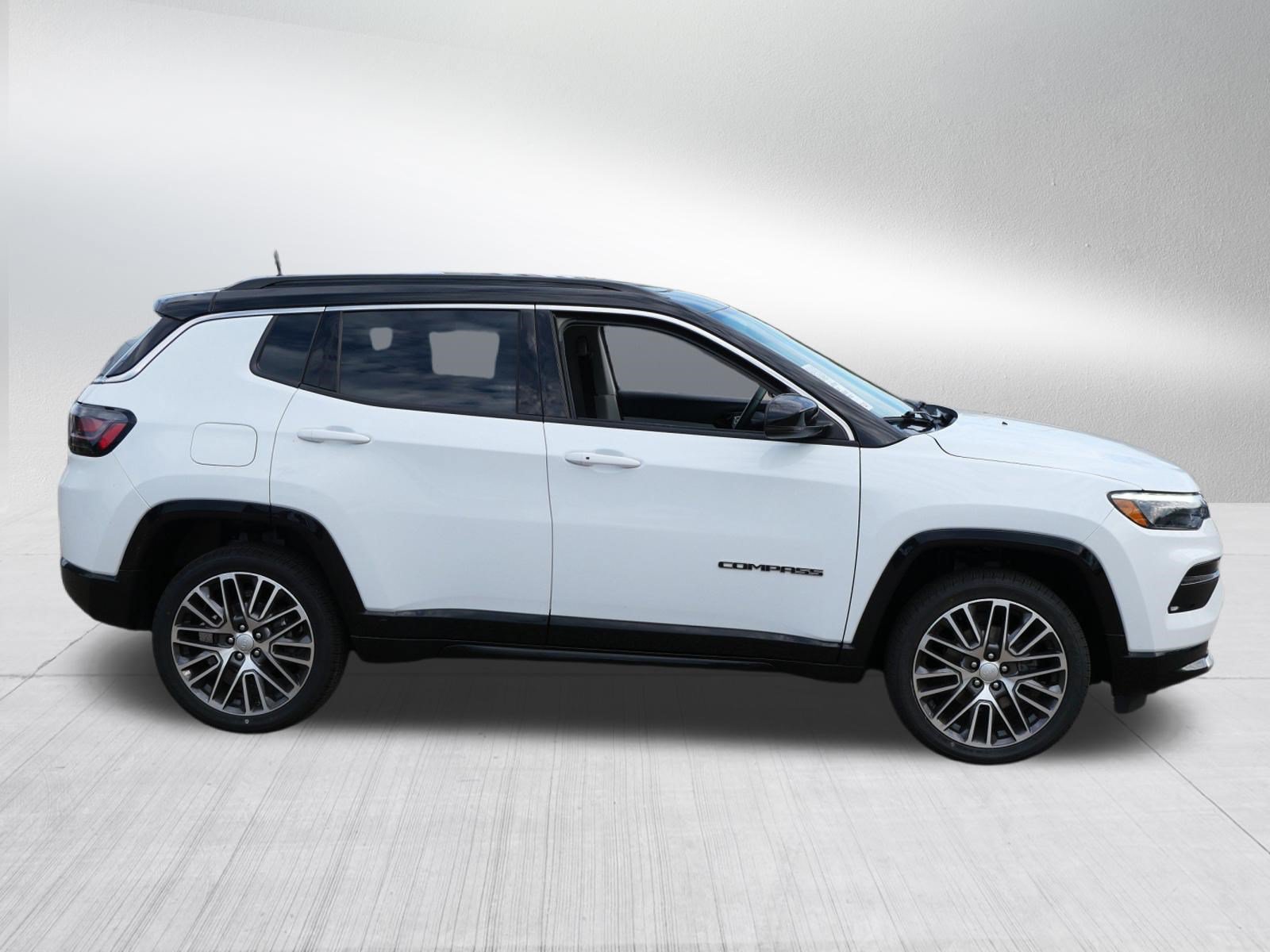 Used 2022 Jeep Compass Limited w/ Elite Group AWD/4WD image 8