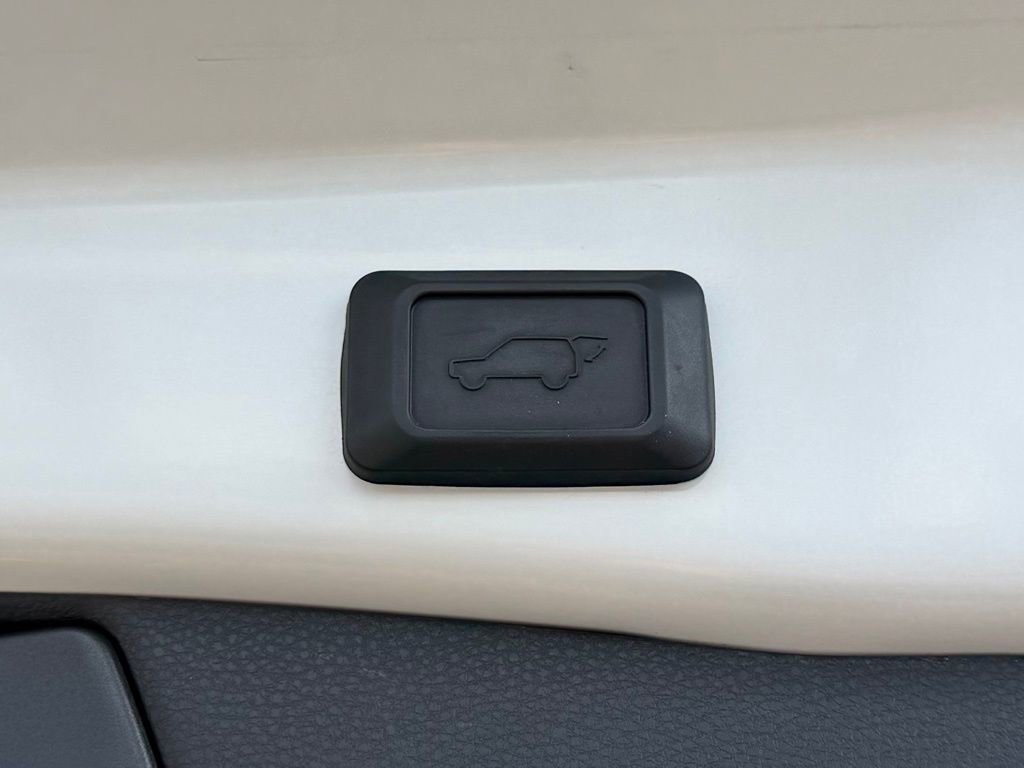 Used 2022 Toyota RAV4 XLE Premium image 11