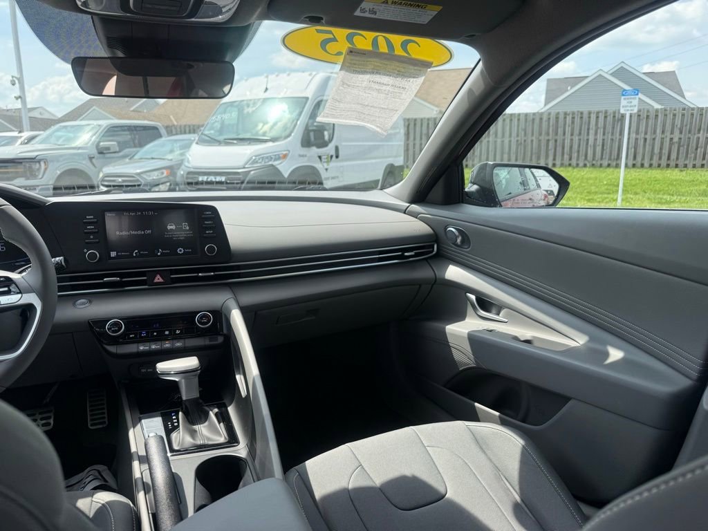 Used 2025 Hyundai Elantra Sport FWD image 31