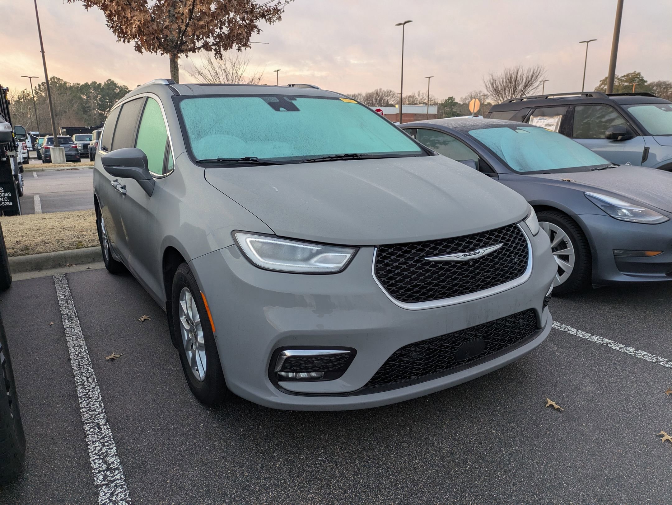 Used 2021 Chrysler Pacifica Touring-L w/ Uconnect Theater Family Group image 3