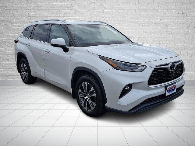 Used 2022 Toyota Highlander XLE AWD/4WD image 3