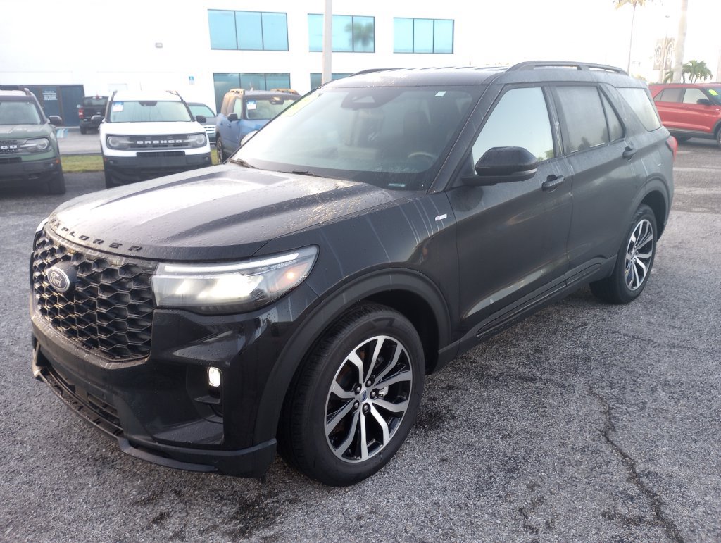Certified 2025 Ford Explorer ST-Line AWD/4WD image 3