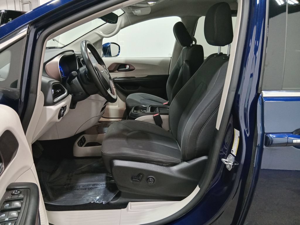 Used 2019 Chrysler Pacifica Touring Plus w/ Tire & Wheel Group FWD image 17