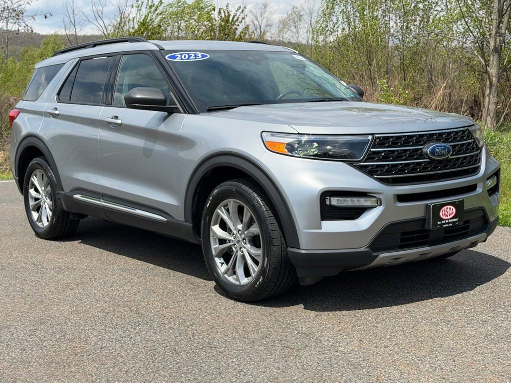 Certified 2023 Ford Explorer XLT w/ Equipment Group 202A AWD/4WD image 1