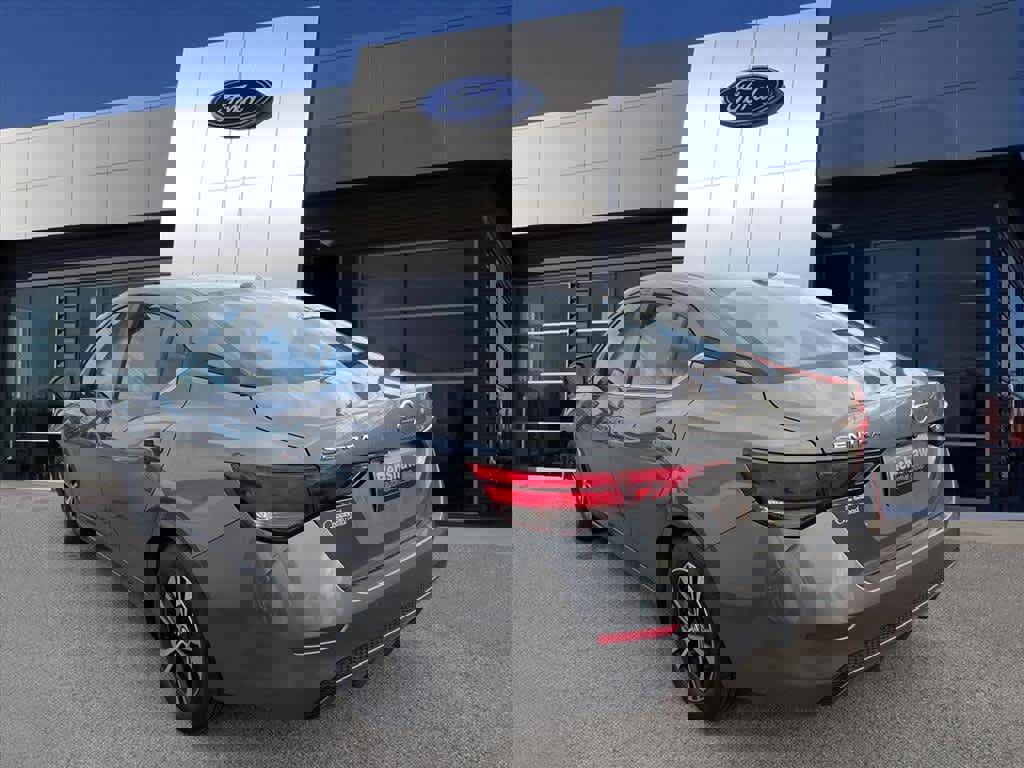 Used 2023 Nissan Sentra SV image 3