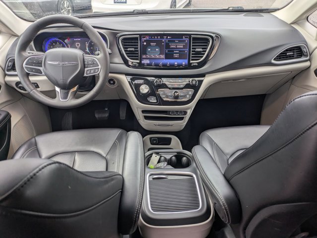 Used 2024 Chrysler Pacifica Touring-L FWD image 19