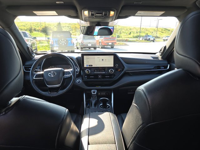 Used 2023 Toyota Highlander XSE FWD image 14