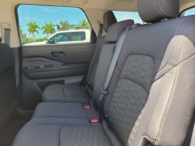 Used 2025 Nissan Pathfinder S FWD image 15