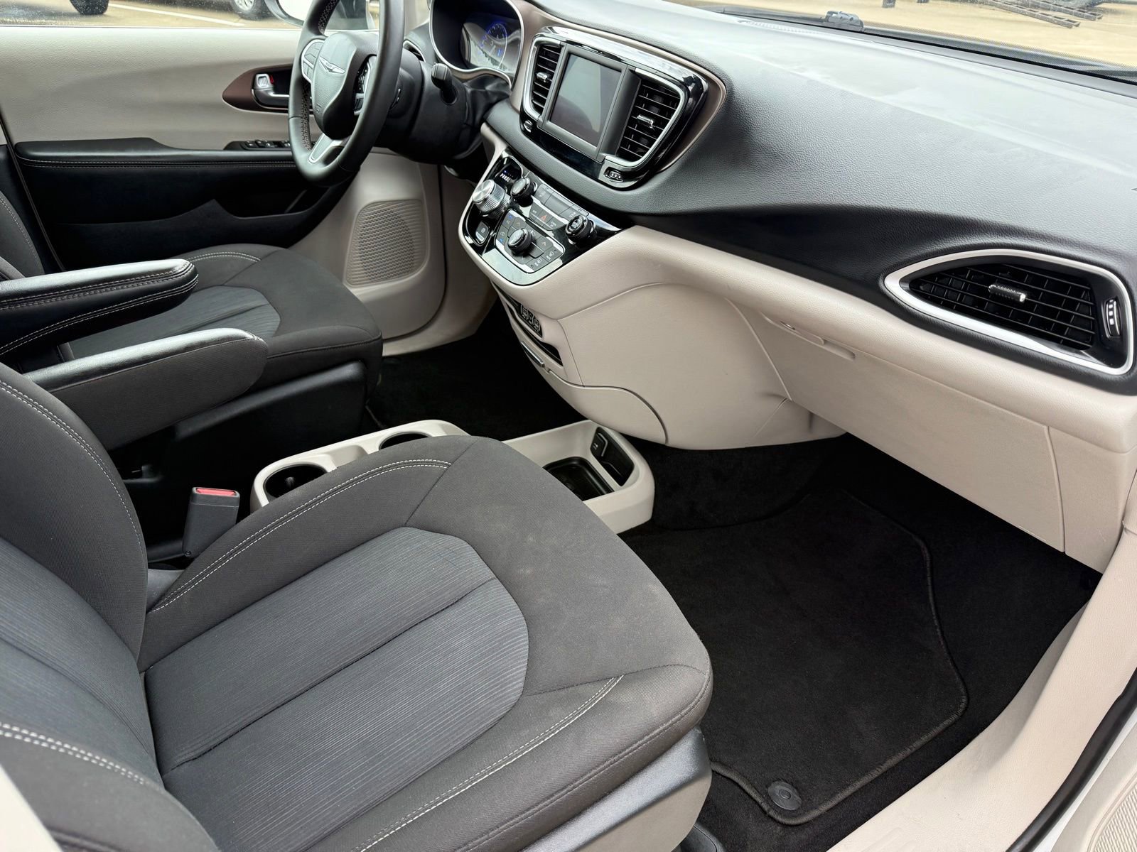 Used 2023 Chrysler Voyager LX FWD image 17