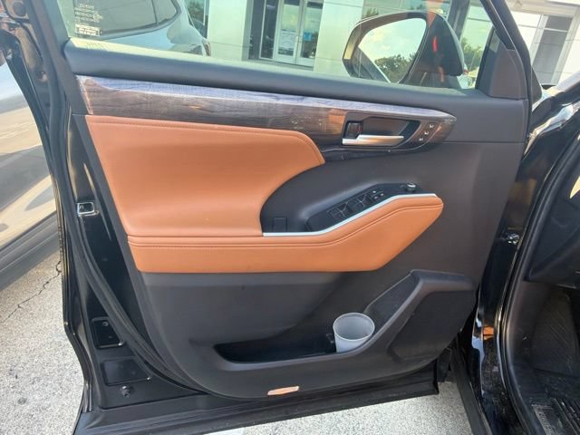 Used 2024 Toyota Highlander Platinum AWD/4WD image 37