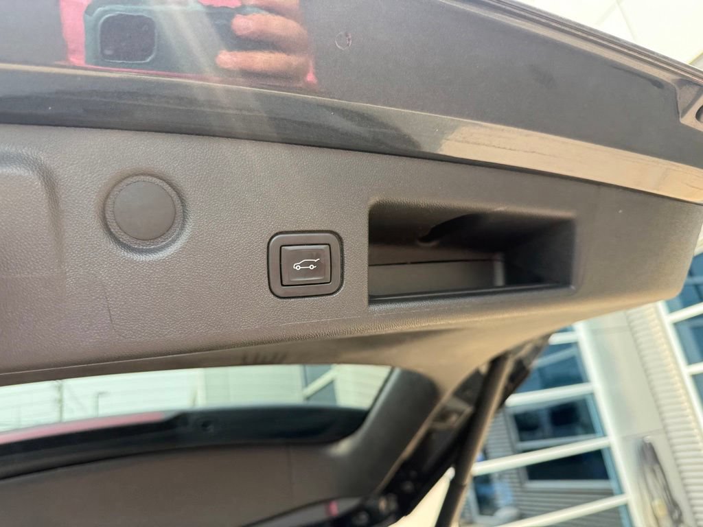 Used 2022 Chevrolet Equinox Premier w/ LPO, Floor Liner Package FWD image 21