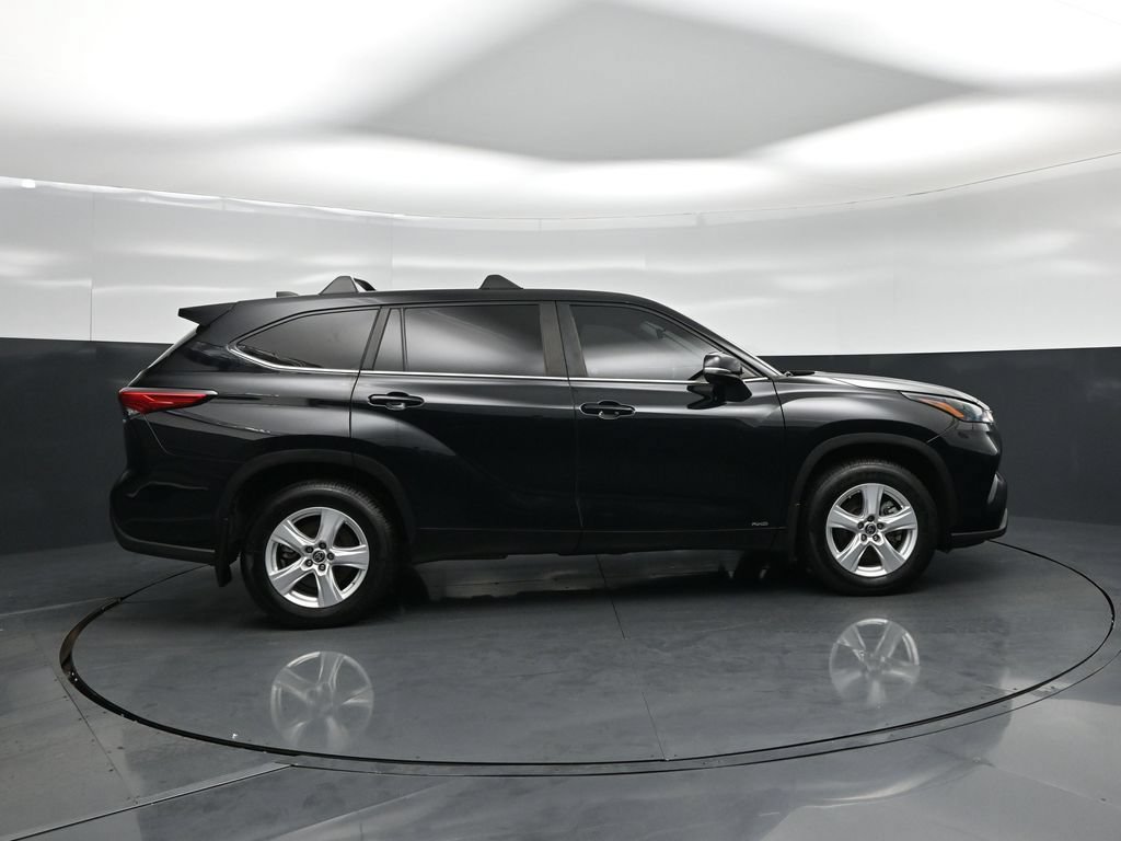 Used 2023 Toyota Highlander LE AWD/4WD image 25