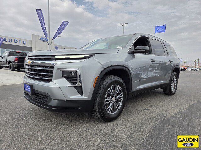 Used 2026 Chevrolet Traverse LT FWD image 3