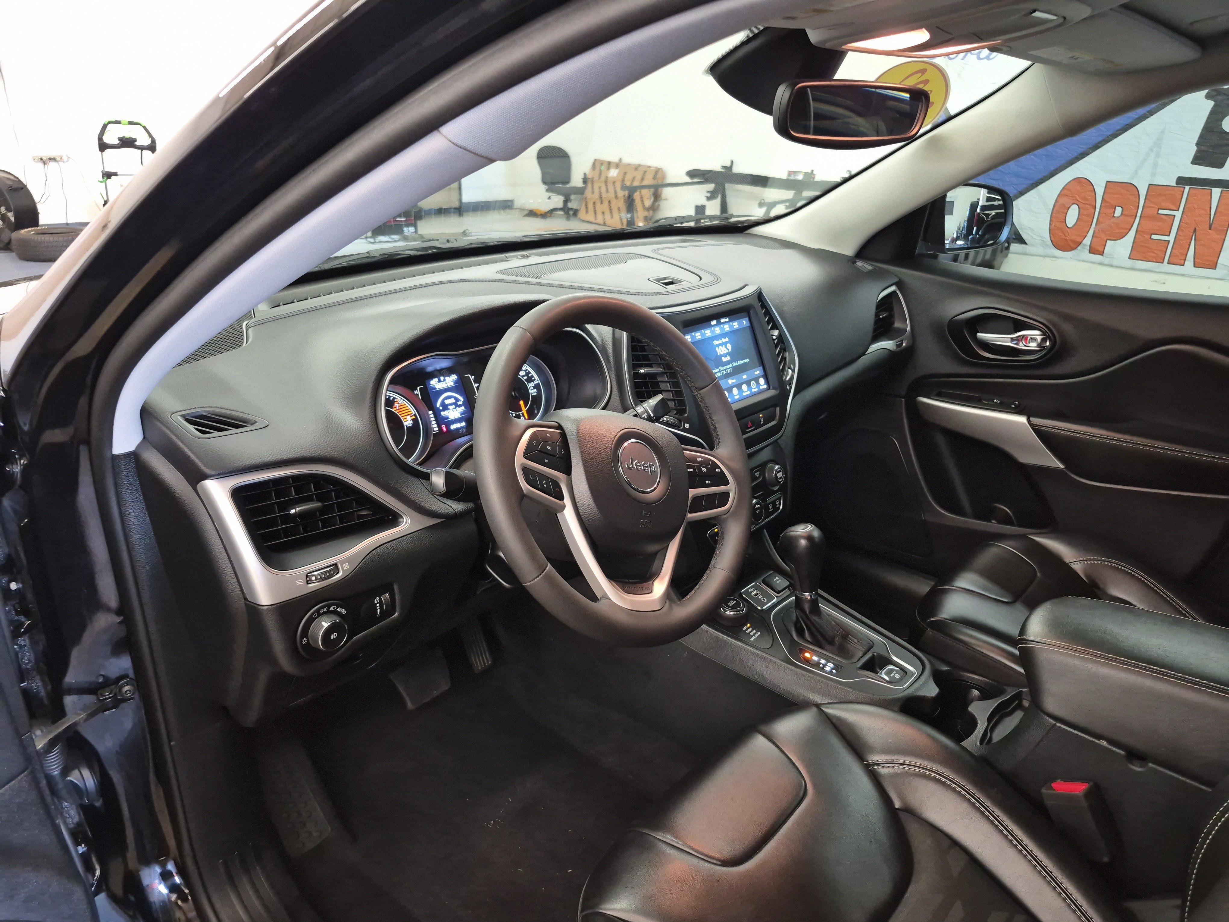 Used 2022 Jeep Cherokee Latitude AWD/4WD image 12