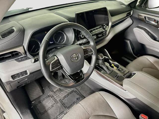 Used 2021 Toyota Highlander Limited FWD image 2