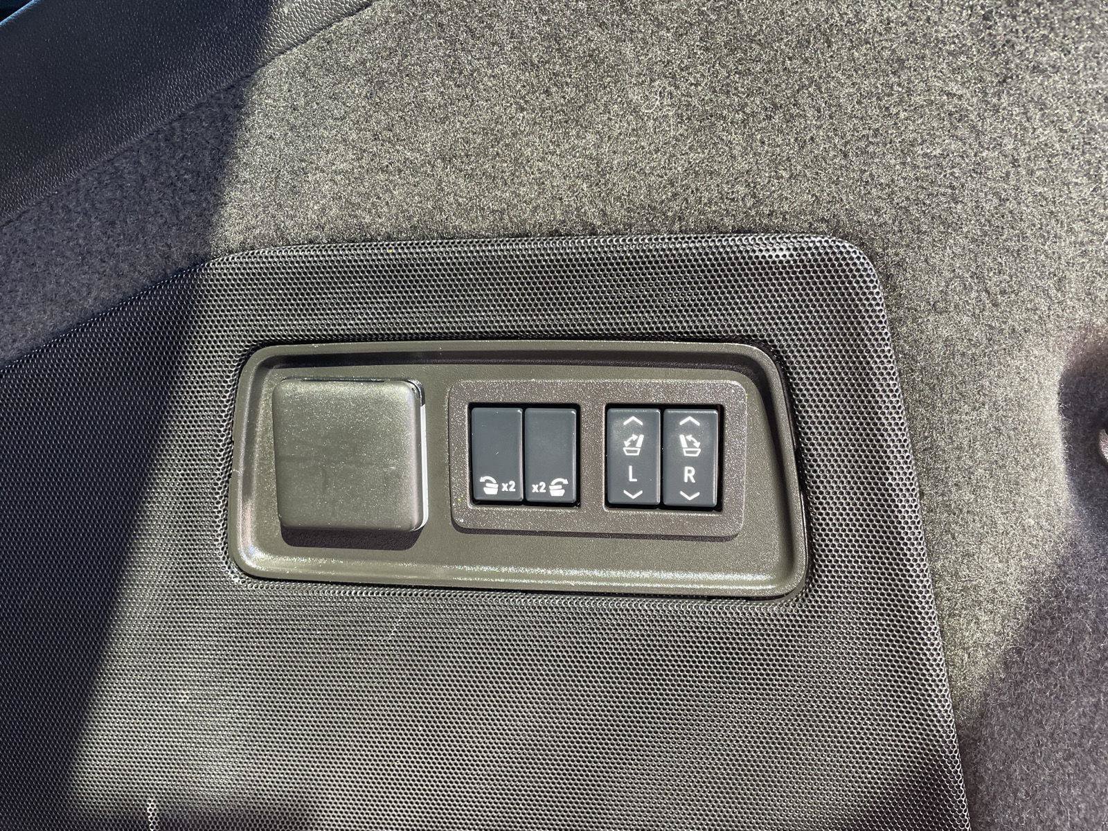 Used 2025 Cadillac Escalade Premium Luxury w/ Touring Package AWD/4WD image 40