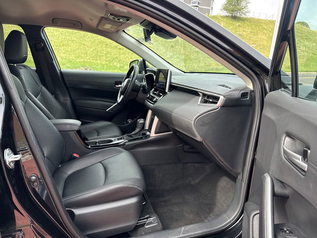 Used 2024 Toyota Corolla Cross XLE AWD/4WD image 32