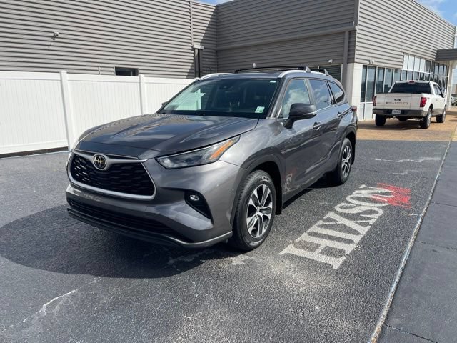 Used 2023 Toyota Highlander XLE FWD image 1