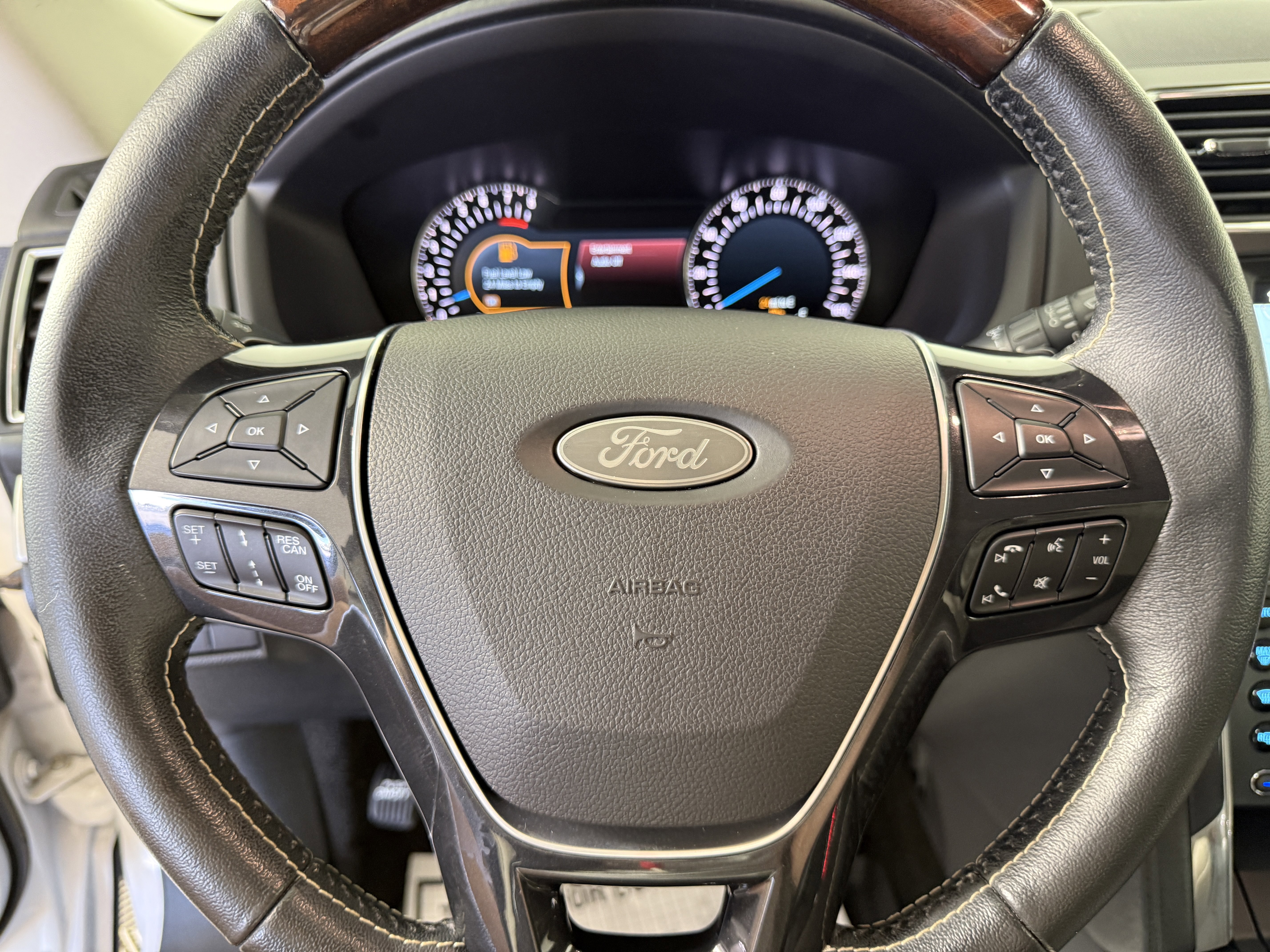 Certified 2018 Ford Explorer Platinum image 27