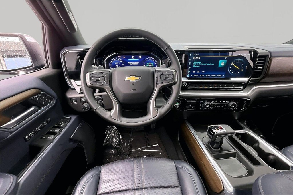 Used 2025 Chevrolet Silverado 1500 High Country w/ Technology Package AWD/4WD image 5