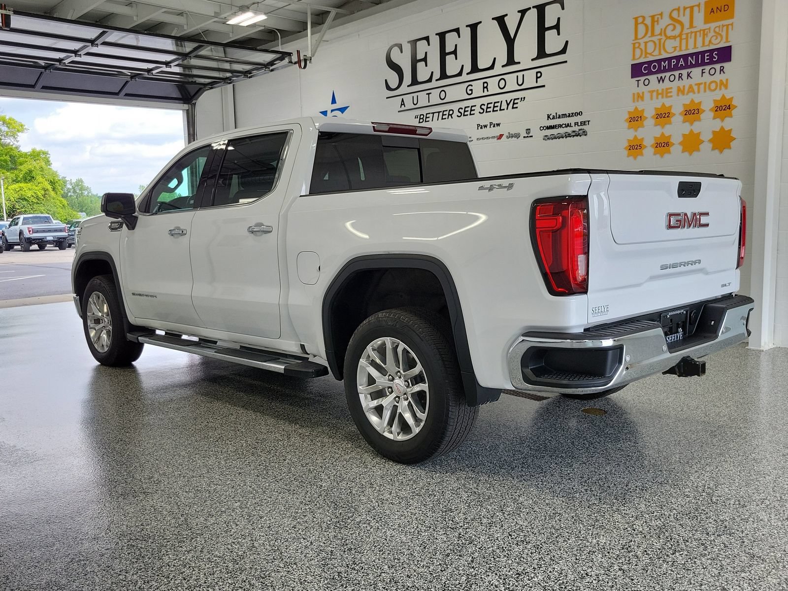 Used 2022 GMC Sierra 1500 SLT w/ SLT Premium Plus Package AWD/4WD image 3