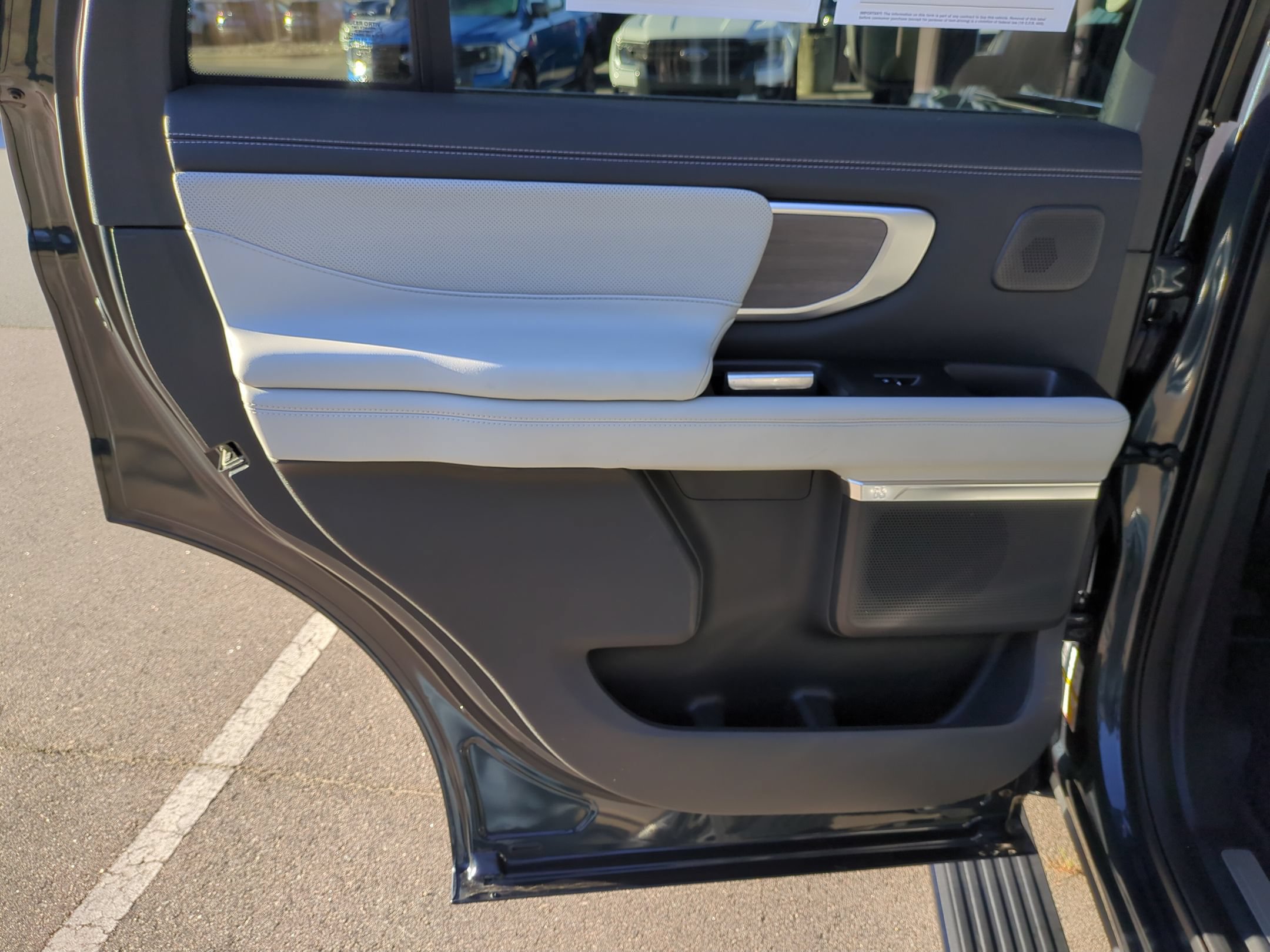 Certified 2025 Ford Expedition Platinum w/ Platinum Ultimate Package AWD/4WD image 29