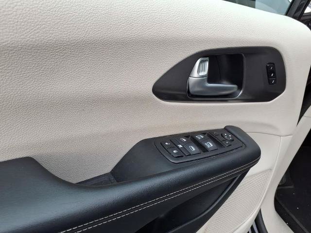 Used 2024 Chrysler Pacifica Touring-L FWD image 15