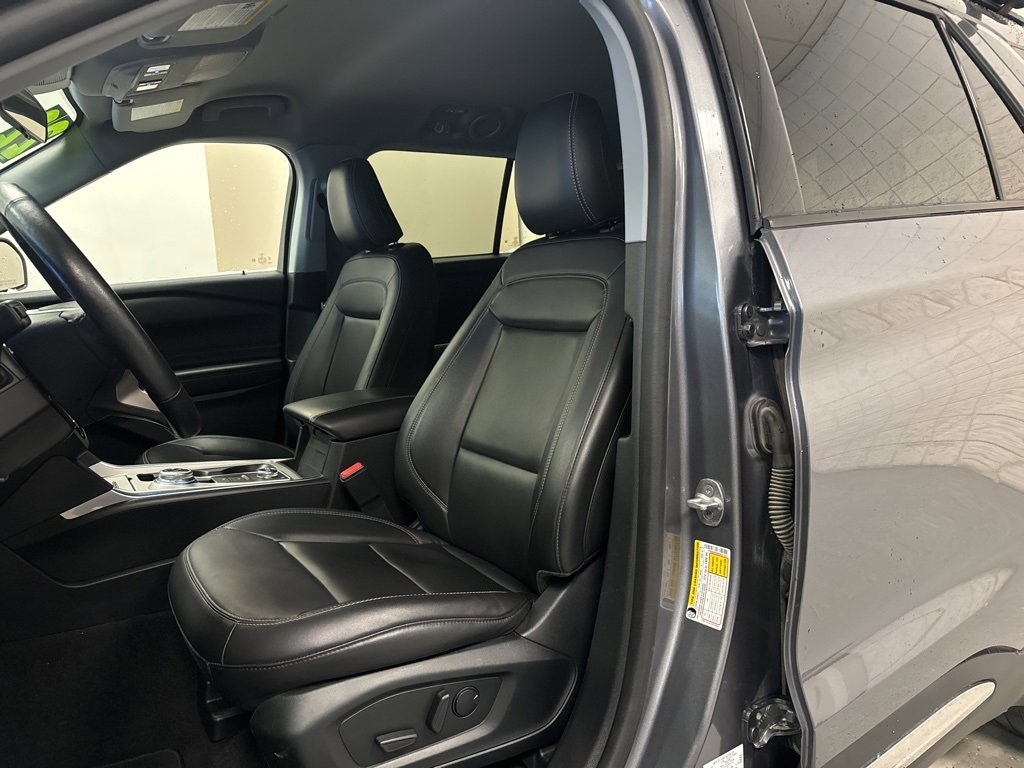 Certified 2022 Ford Explorer XLT w/ Equipment Group 202A image 4
