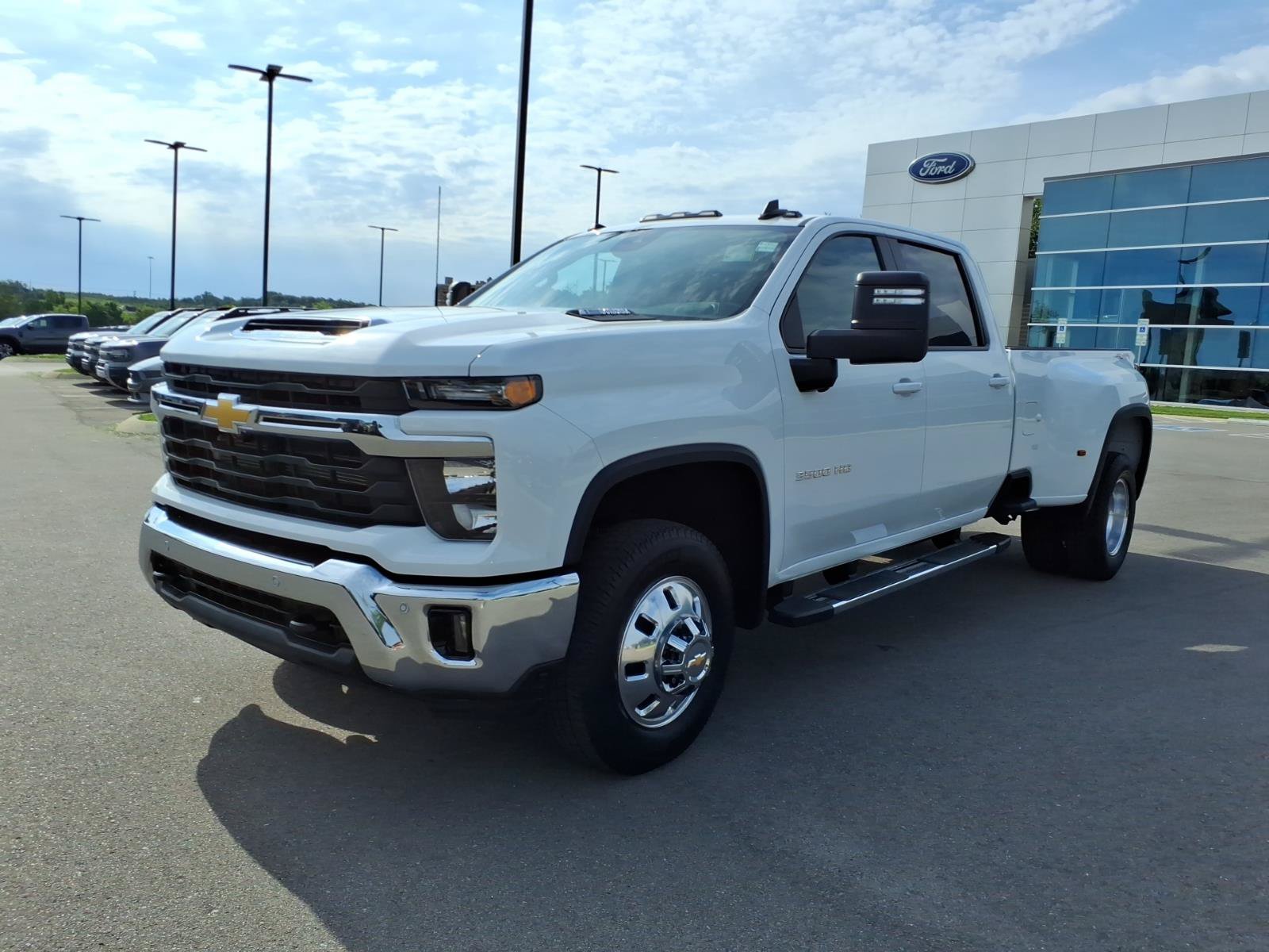 Used 2025 Chevrolet Silverado 3500 LT w/ Safety Package AWD/4WD image 7