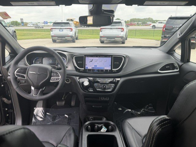 Used 2025 Chrysler Pacifica Select FWD image 30