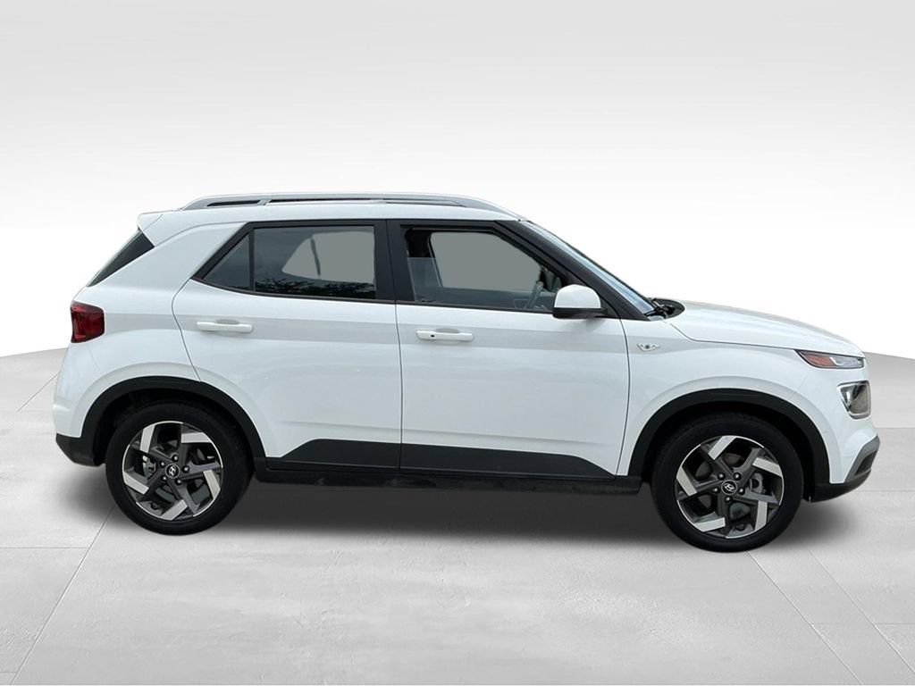 Used 2025 Hyundai Venue SEL FWD image 9