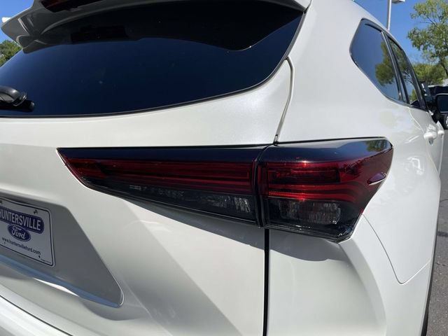 Used 2021 Toyota Highlander XLE FWD image 38