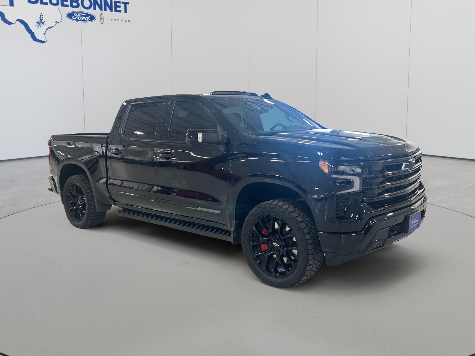 Used 2025 Chevrolet Silverado 1500 High Country w/ High Country Premium Package AWD/4WD image 3