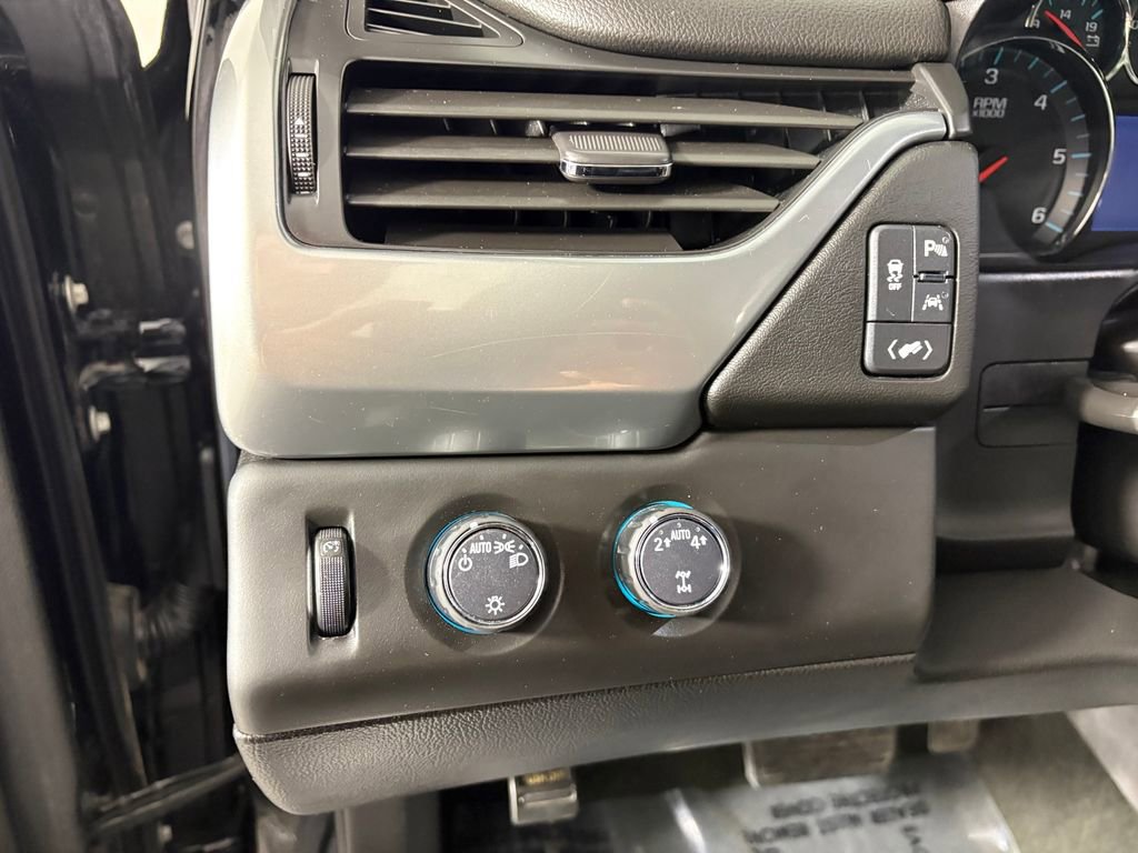 Used 2018 Chevrolet Suburban LT image 13