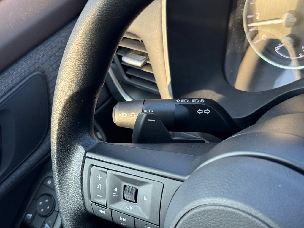 Used 2023 Nissan Rogue S AWD/4WD image 25