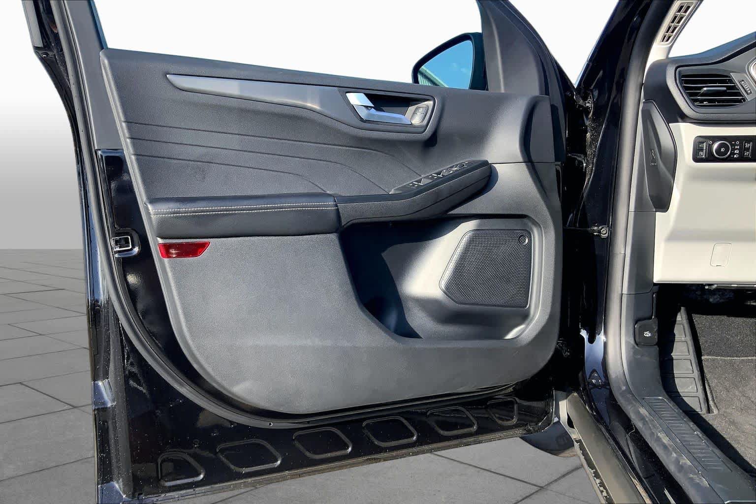 Certified 2025 Ford Escape SE FWD image 44