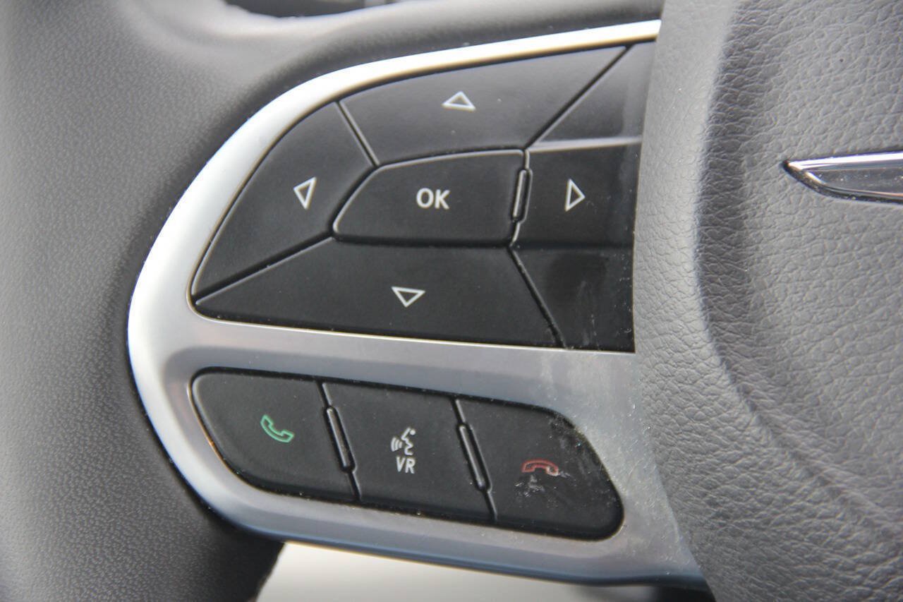 Used 2024 Chrysler Pacifica Touring-L FWD image 36
