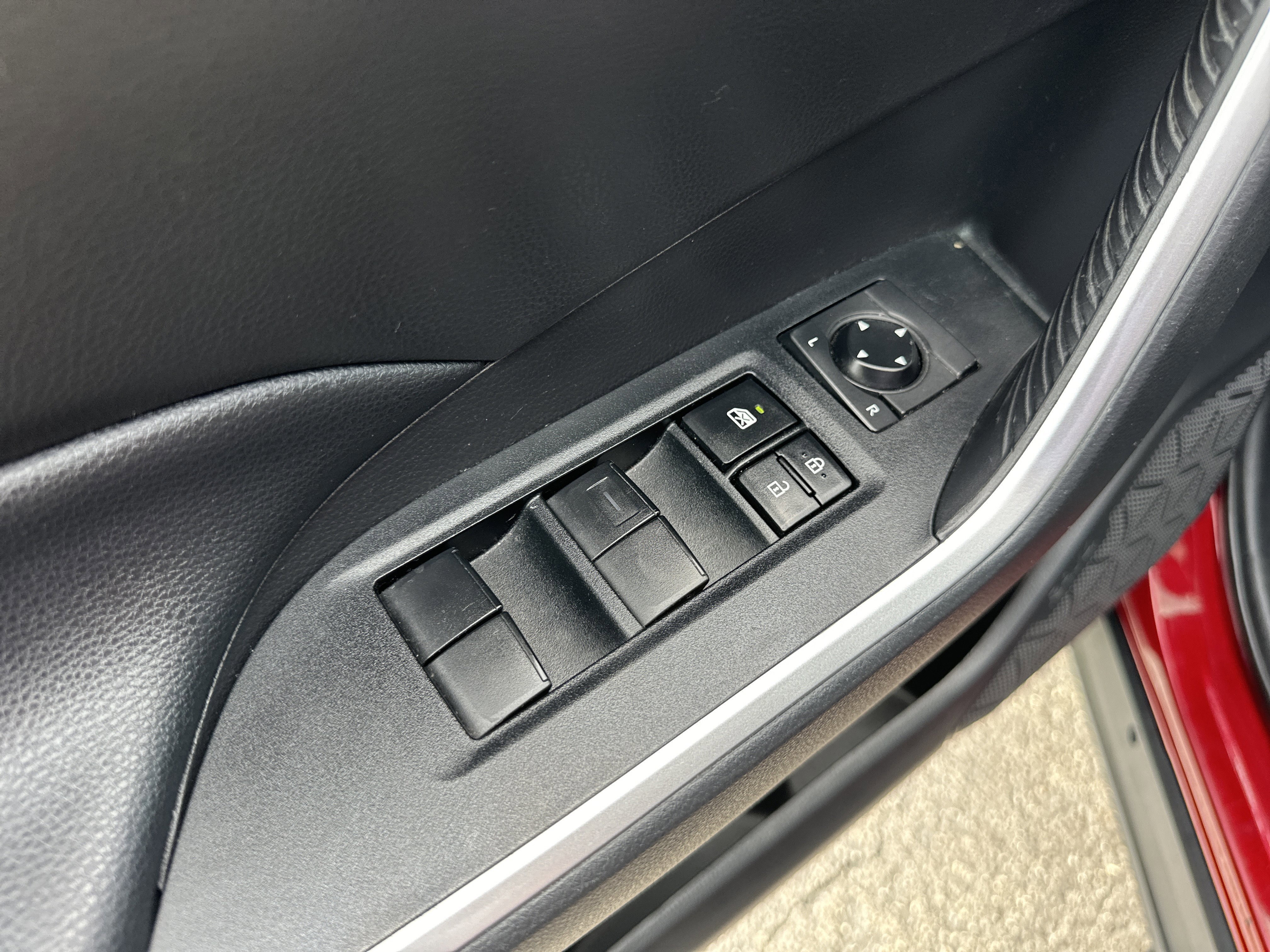 Used 2021 Toyota RAV4 LE image 12