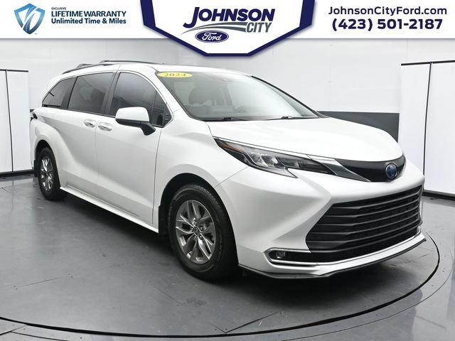 Used 2024 Toyota Sienna XLE FWD image 1