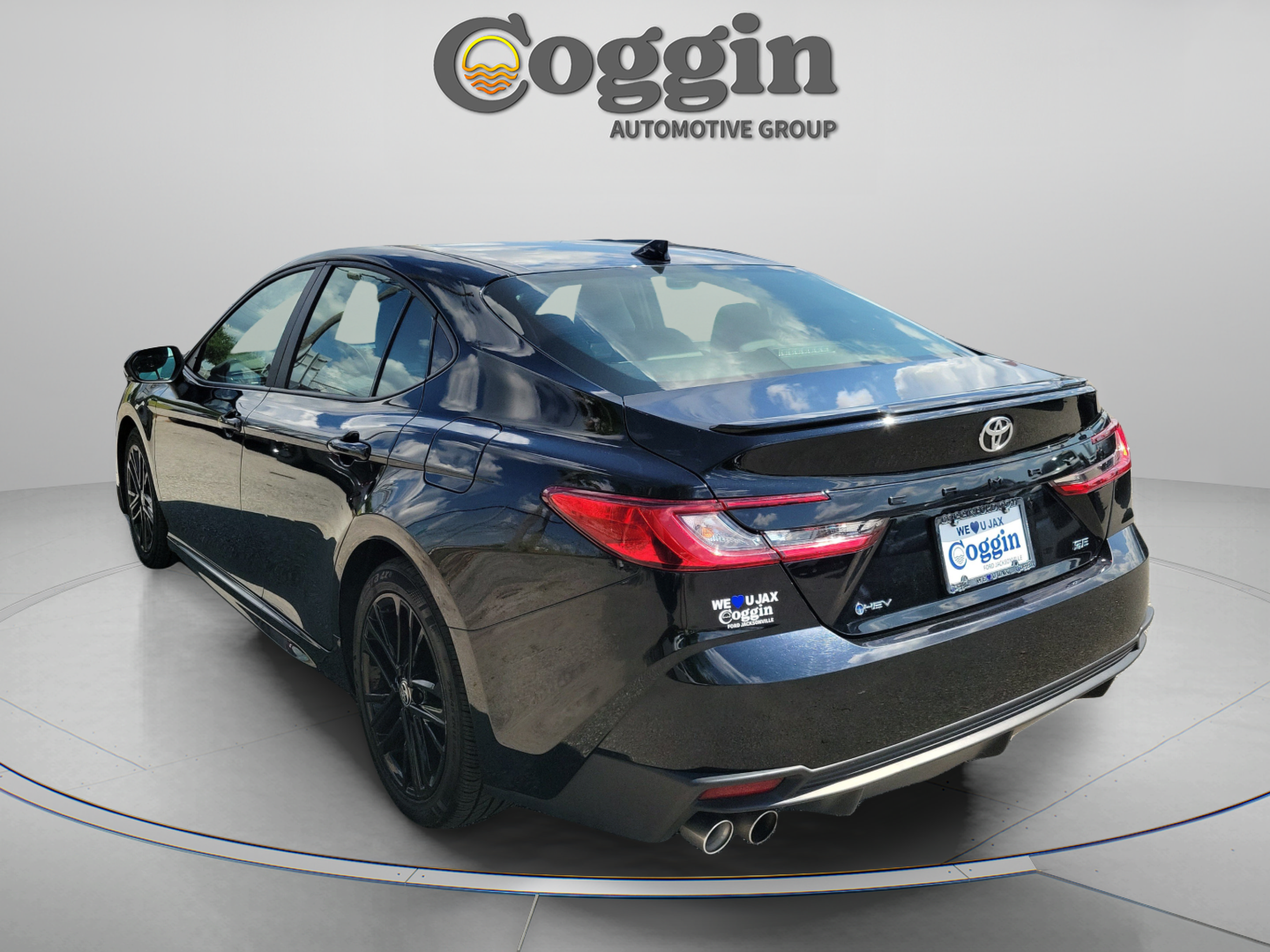 Used 2025 Toyota Camry SE FWD image 2