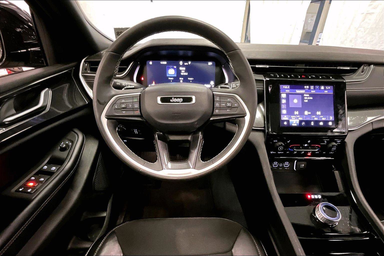 Used 2023 Jeep Grand Cherokee L Laredo image 5