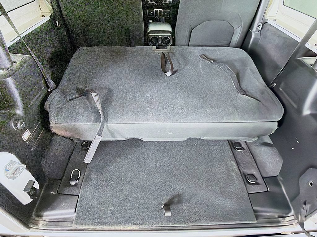 Used 2023 Jeep Wrangler Sport AWD/4WD image 15