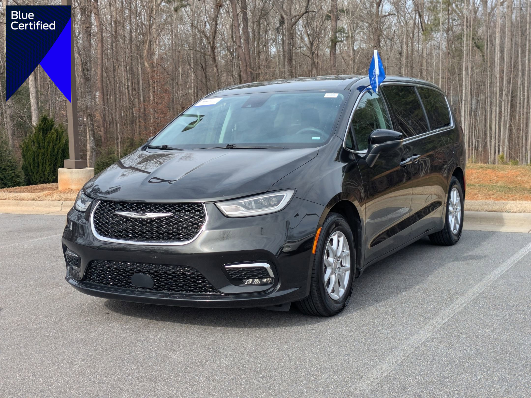 Used 2023 Chrysler Pacifica Touring-L image 1