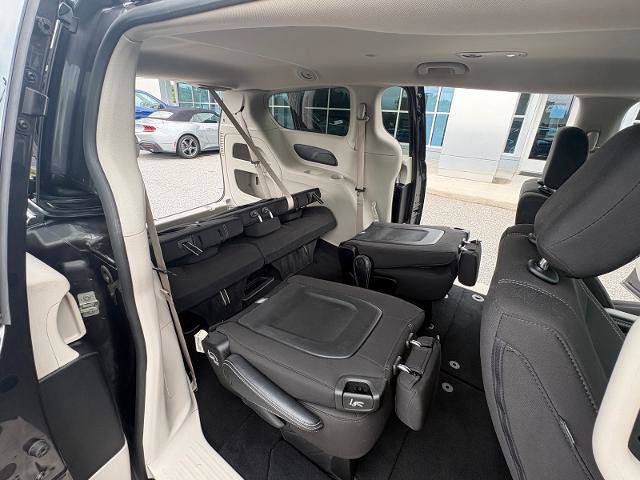 Used 2023 Chrysler Voyager LX FWD image 38