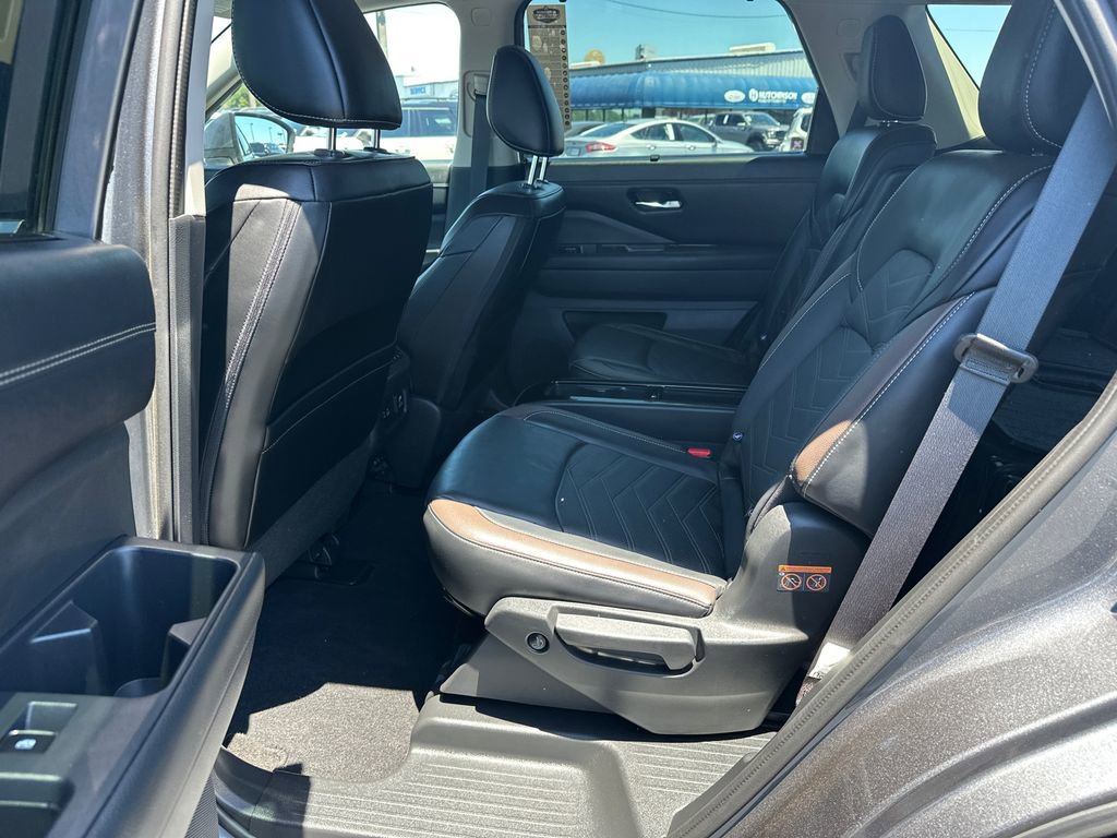 Used 2024 Nissan Pathfinder Platinum FWD image 21