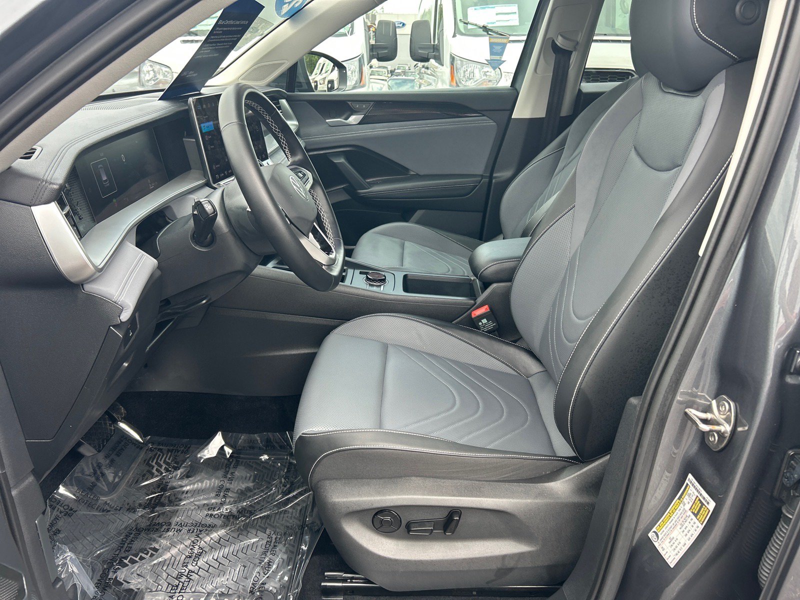 Used 2025 Volkswagen Tiguan SE AWD/4WD image 8