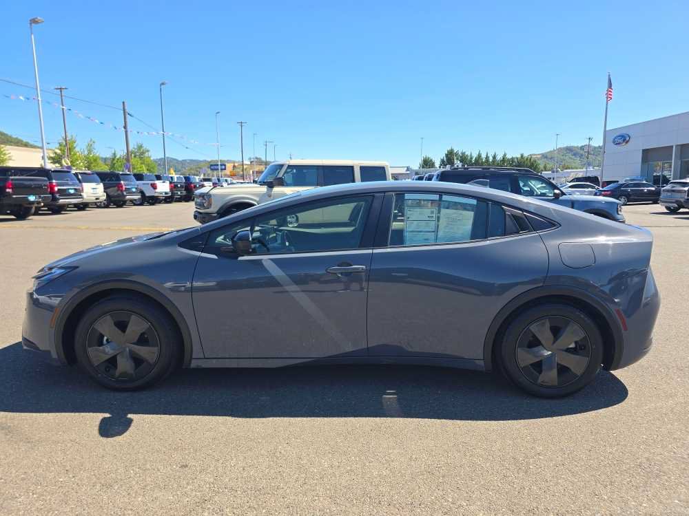 Used 2023 Toyota Prius LE FWD image 2