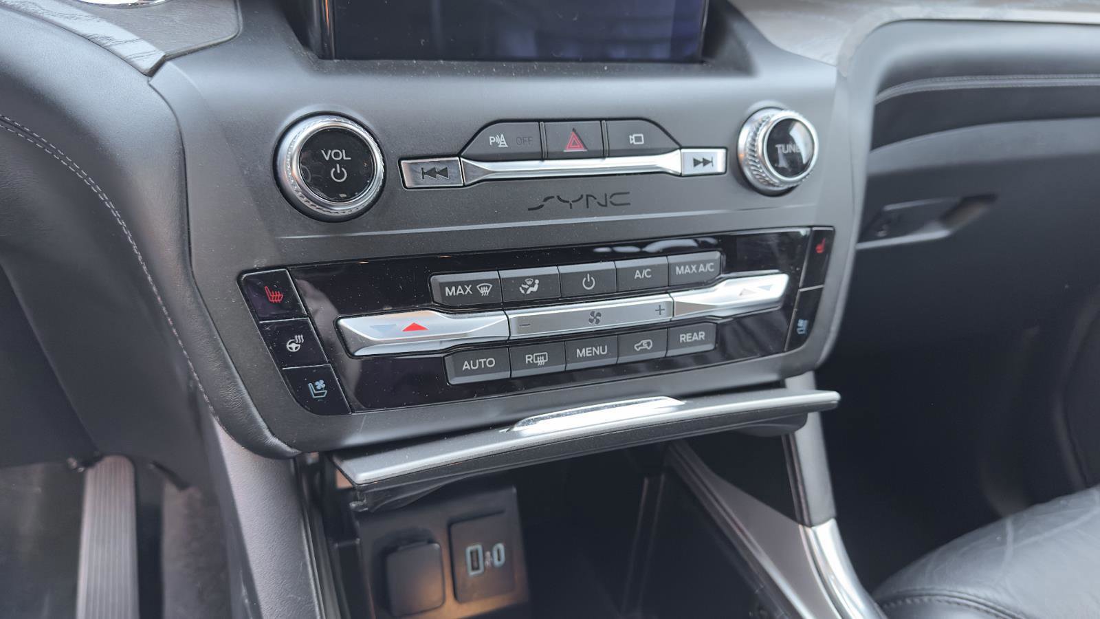 Certified 2020 Ford Explorer Platinum w/ Premium Technology Package image 22