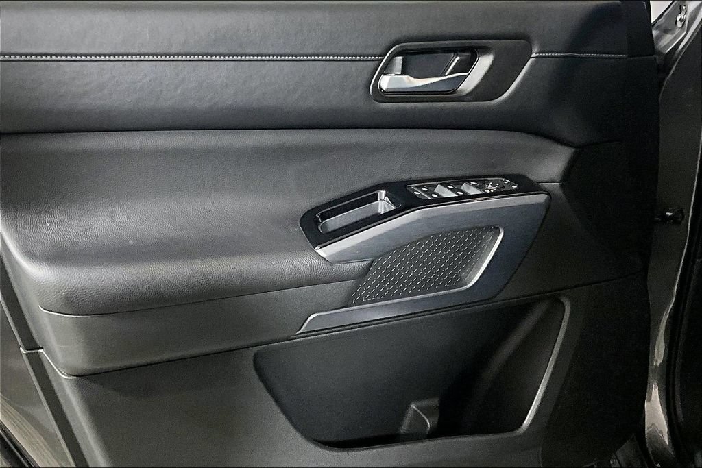 Used 2025 Nissan Pathfinder SL FWD image 18